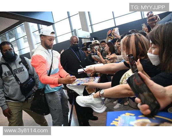 库里虽因伤缺阵但热情与小球迷互动合影展现亲和力